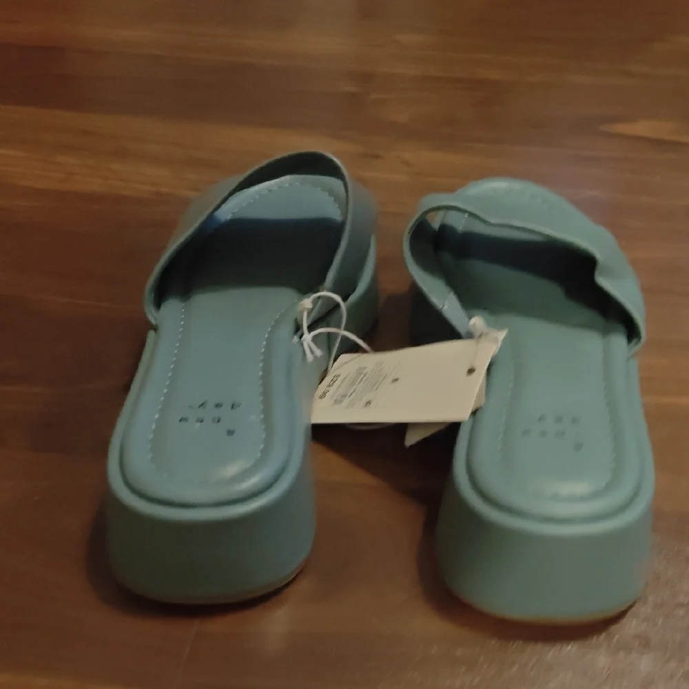 BWT a new day Platform Sandals